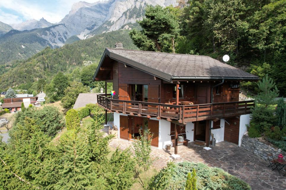 Baisse de prix ! Magnifique chalet situé dans le paisible village de Némiaz (Chamoson)